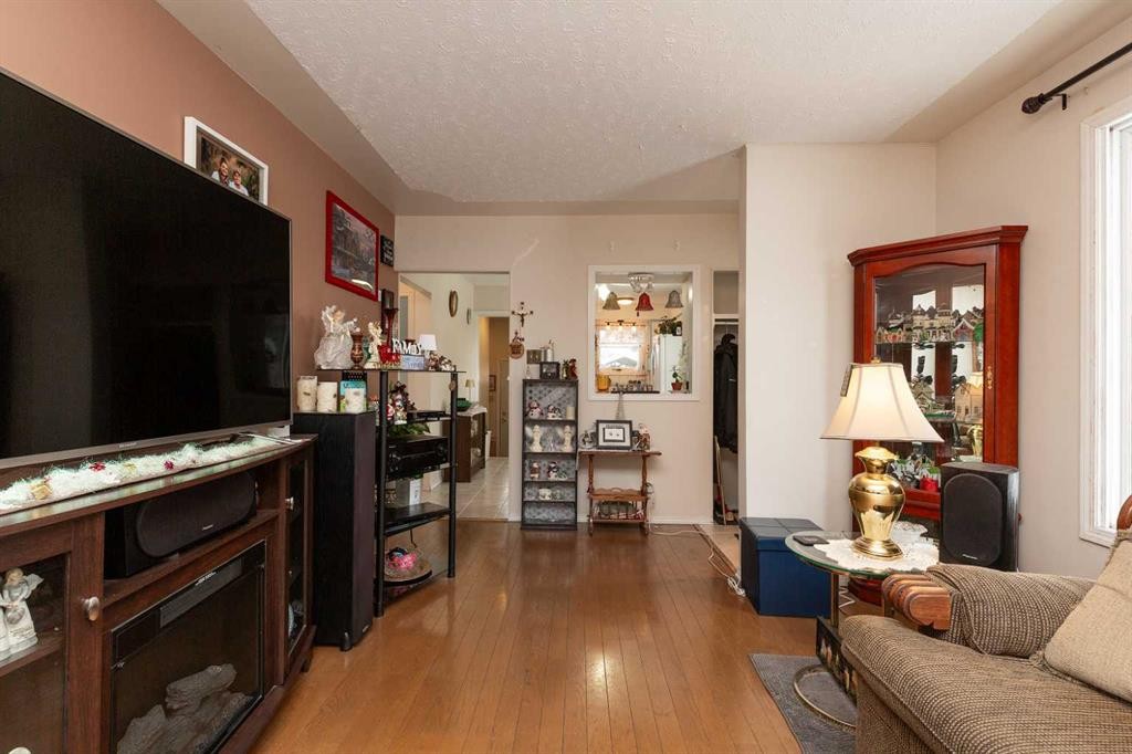 602 27 Street North, Lethbridge, AB - Indoor Photo Showing Living Room