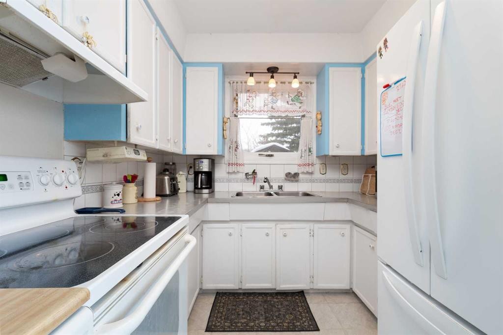 602 27 Street North, Lethbridge, AB - Indoor Photo Showing Kitchen With Double Sink