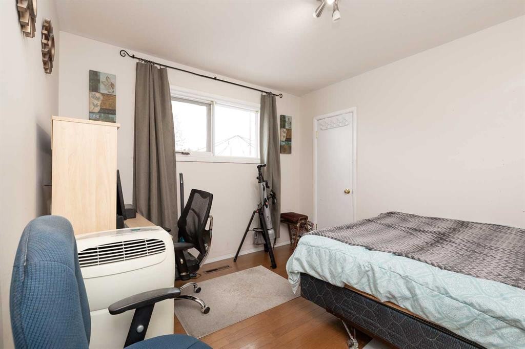 602 27 Street North, Lethbridge, AB - Indoor Photo Showing Bedroom