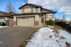 11 Cougar Cove NORTH Lethbridge, AB T1H 6M7