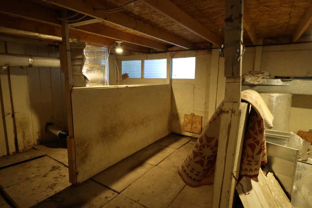 194023A 8 Avenue, Stirling, AB - Indoor Photo Showing Basement
