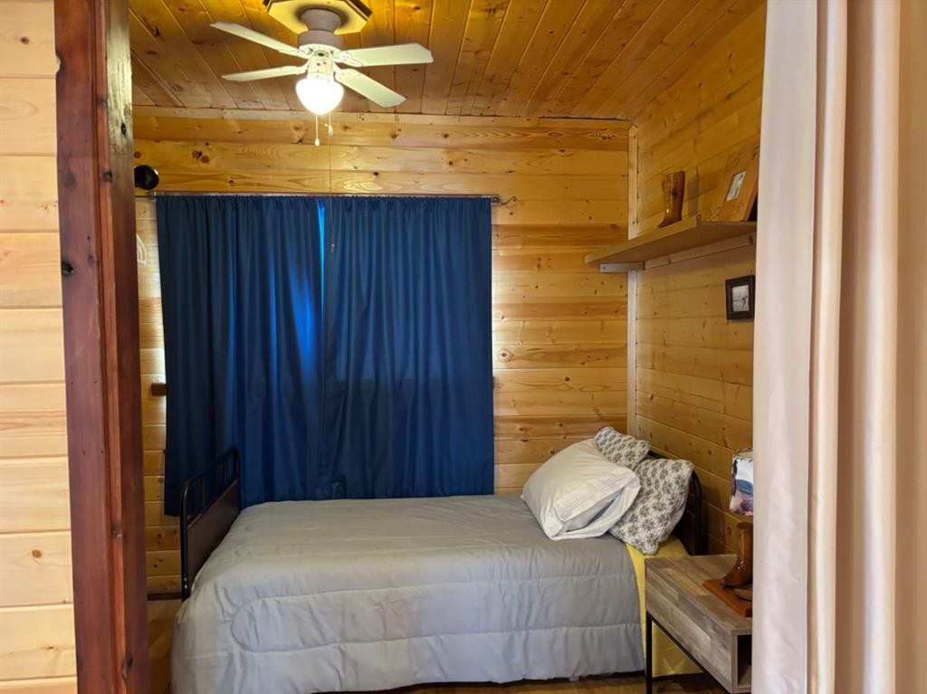 26 Mount Vista Drive, Hill Spring, AB - Indoor Photo Showing Bedroom