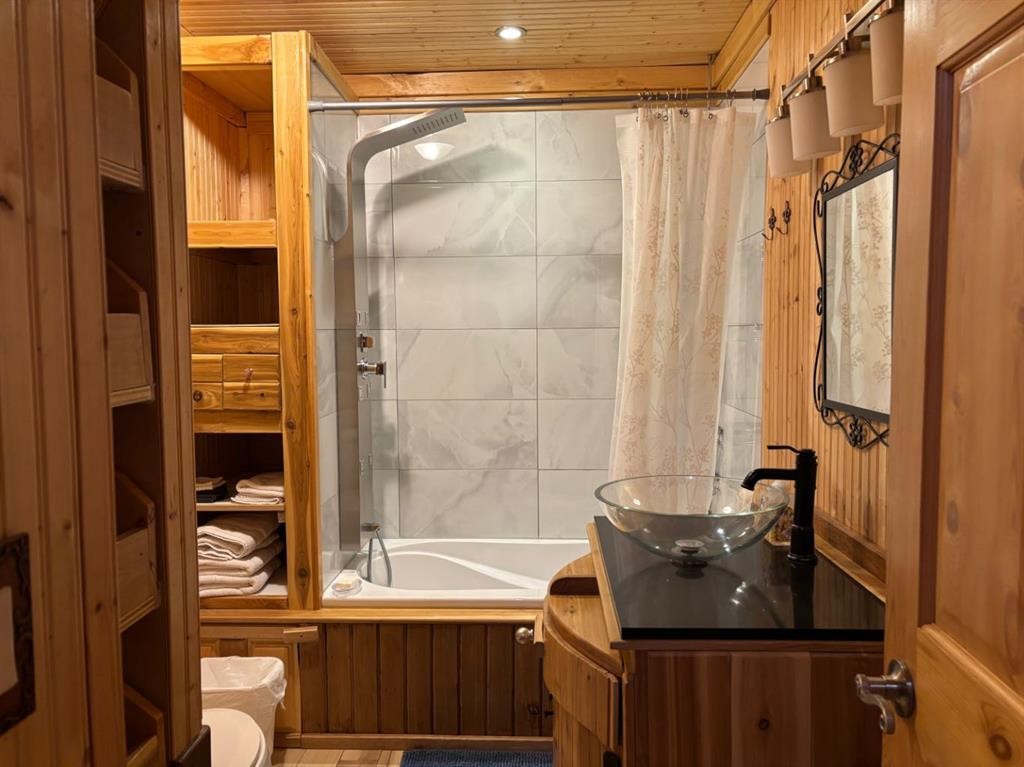 26 Mount Vista Drive, Hill Spring, AB - Indoor Photo Showing Bathroom