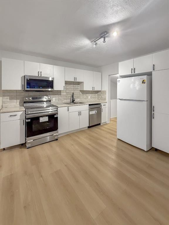 1135 12 Street South, Lethbridge, AB - Indoor Photo Showing Kitchen