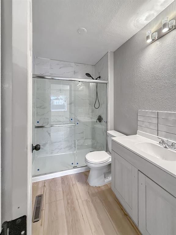 1135 12 Street South, Lethbridge, AB - Indoor Photo Showing Bathroom