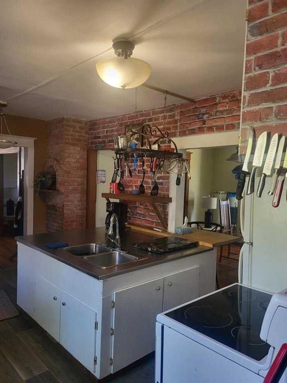 133 Noble Street, Barons, AB - Indoor Photo Showing Kitchen With Double Sink