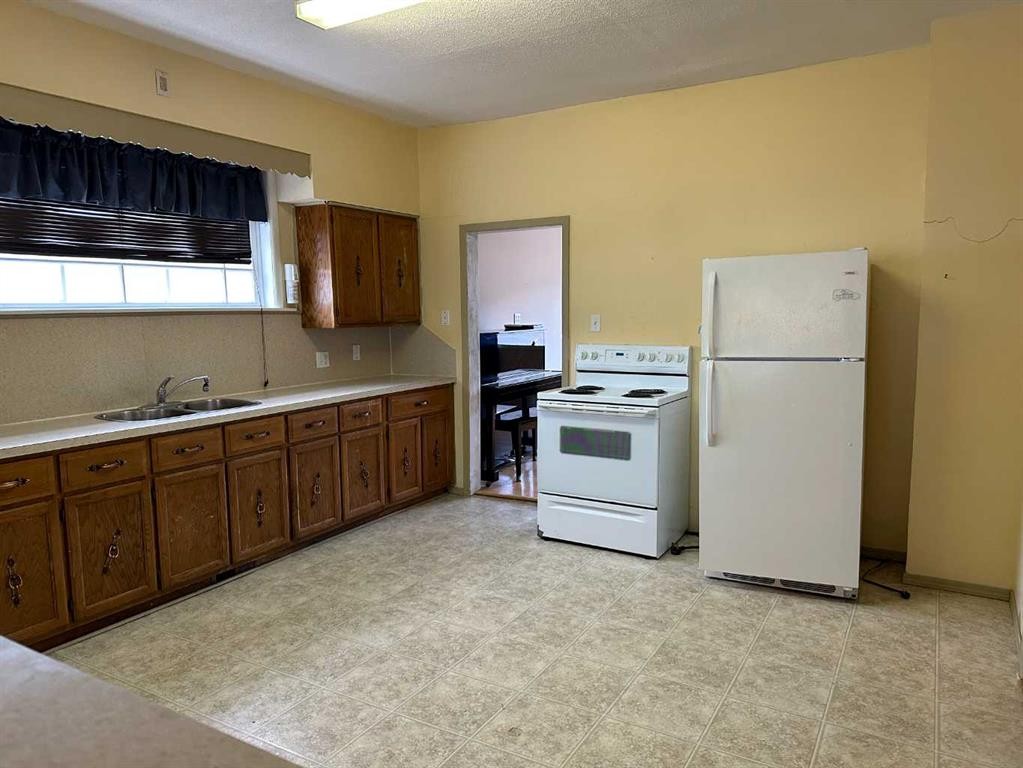 7526 18 Avenue, Coleman, AB - Indoor Photo Showing Kitchen With Double Sink