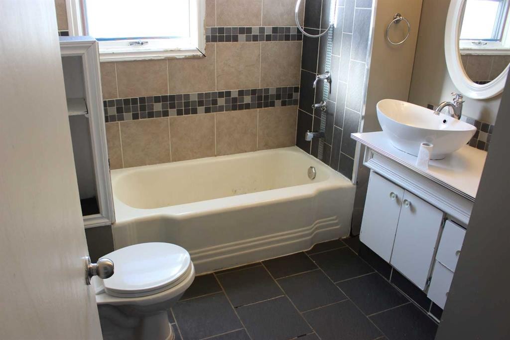 526 Highway Avenue, Picture Butte, AB - Indoor Photo Showing Bathroom