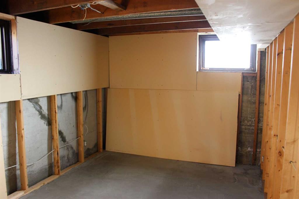 526 Highway Avenue, Picture Butte, AB - Indoor Photo Showing Basement