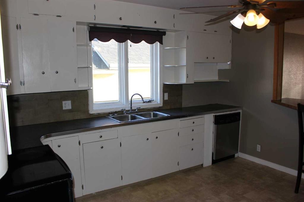 526 Highway Avenue, Picture Butte, AB - Indoor Photo Showing Kitchen With Double Sink