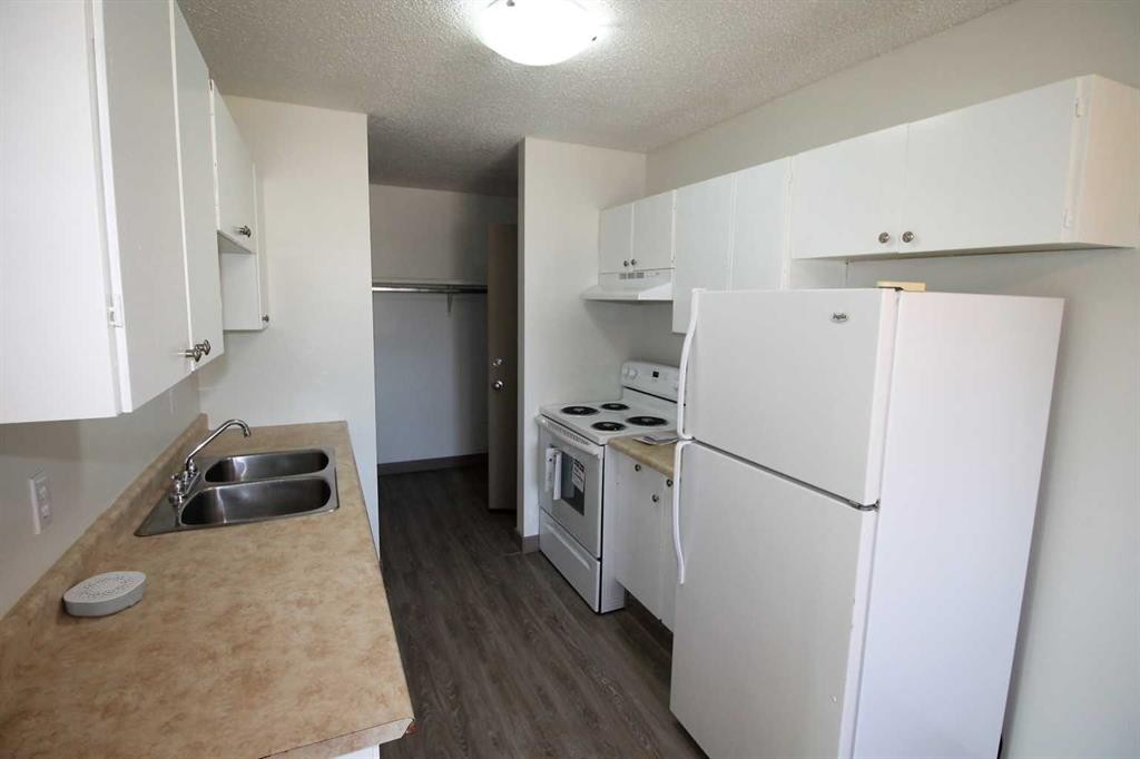 26-3440 23 Avenue South, Lethbridge, AB - Indoor Photo Showing Kitchen With Double Sink