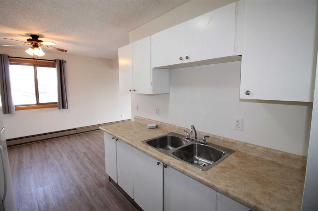 26-3440 23 Avenue South, Lethbridge, AB - Indoor Photo Showing Kitchen With Double Sink
