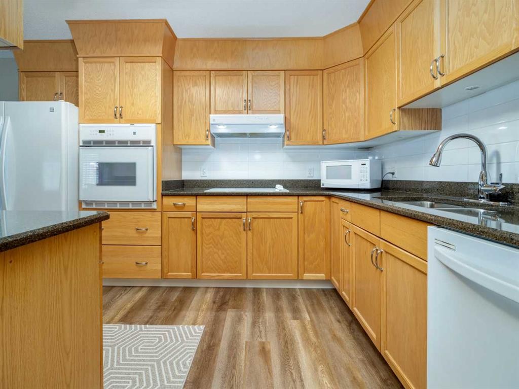 209-20 3 Street South, Lethbridge, AB - Indoor Photo Showing Kitchen With Double Sink