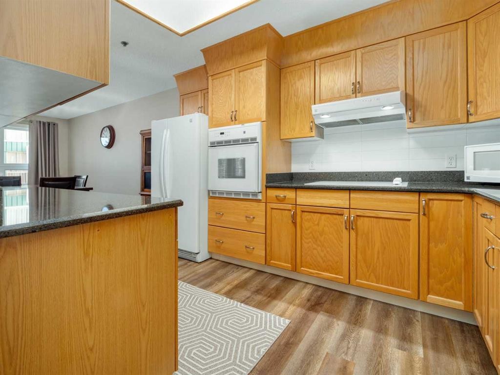 209-20 3 Street South, Lethbridge, AB - Indoor Photo Showing Kitchen