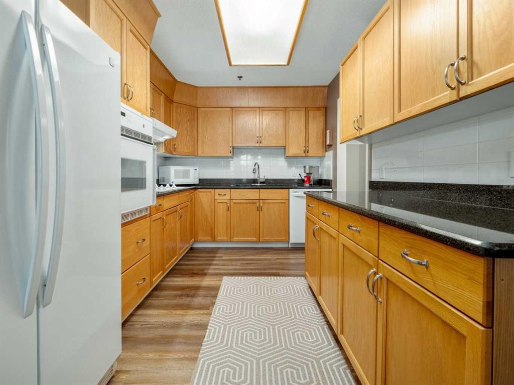209-20 3 Street South, Lethbridge, AB - Indoor Photo Showing Kitchen