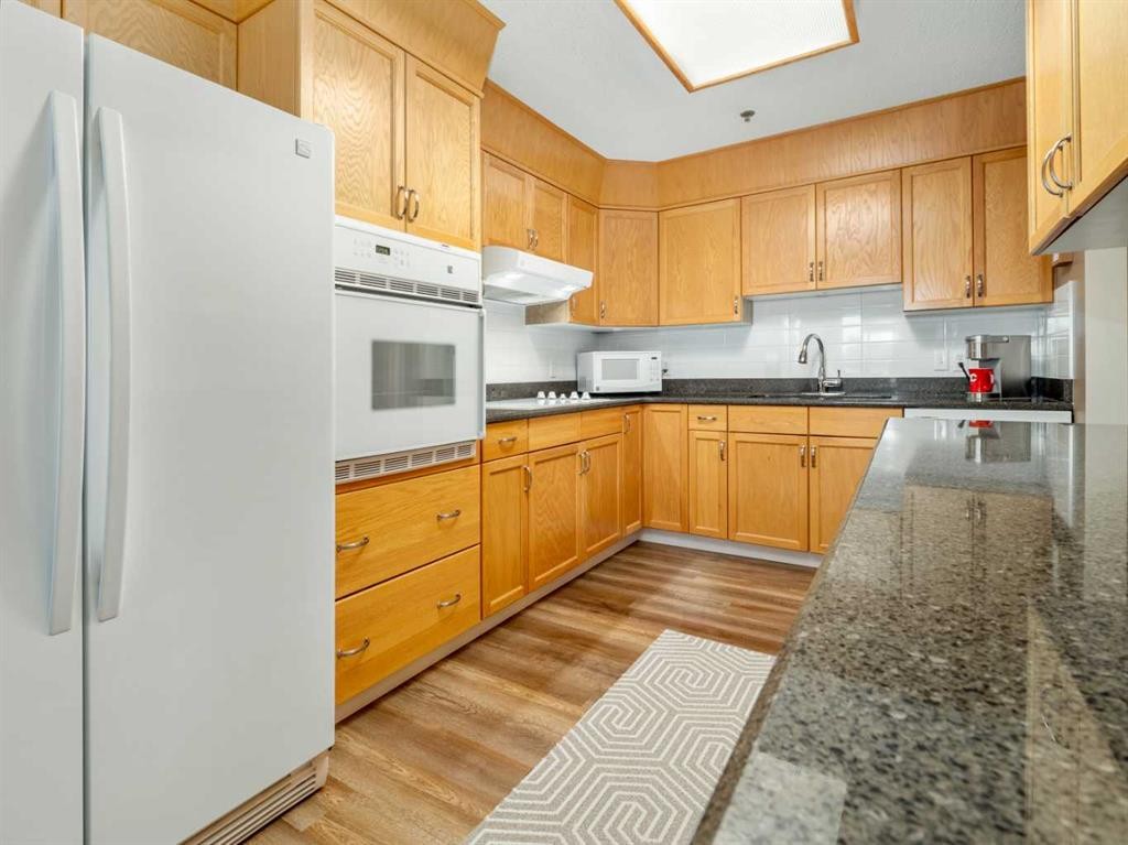 209-20 3 Street South, Lethbridge, AB - Indoor Photo Showing Kitchen With Double Sink