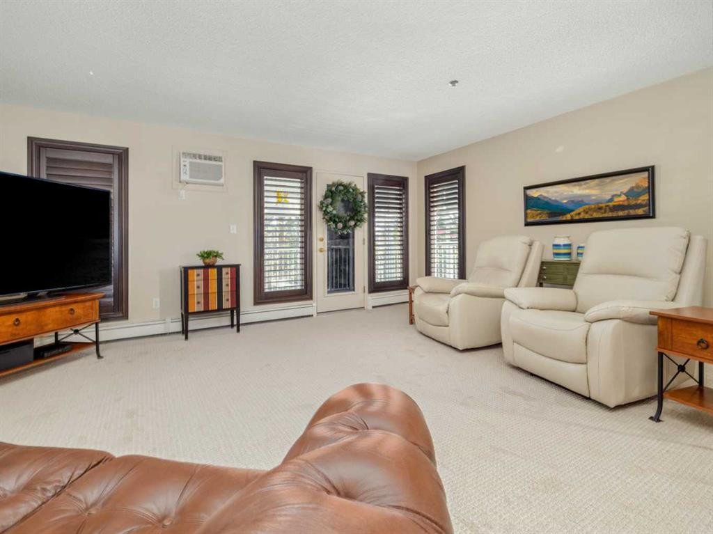 209-20 3 Street South, Lethbridge, AB - Indoor Photo Showing Living Room