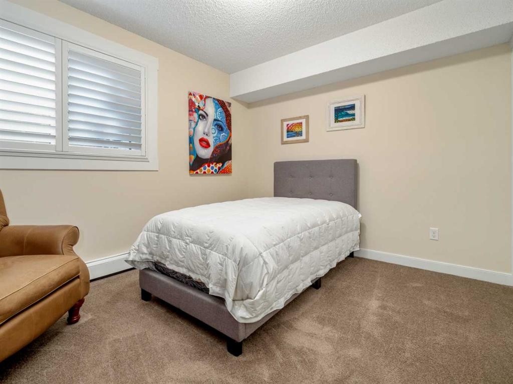 209-20 3 Street South, Lethbridge, AB - Indoor Photo Showing Bedroom