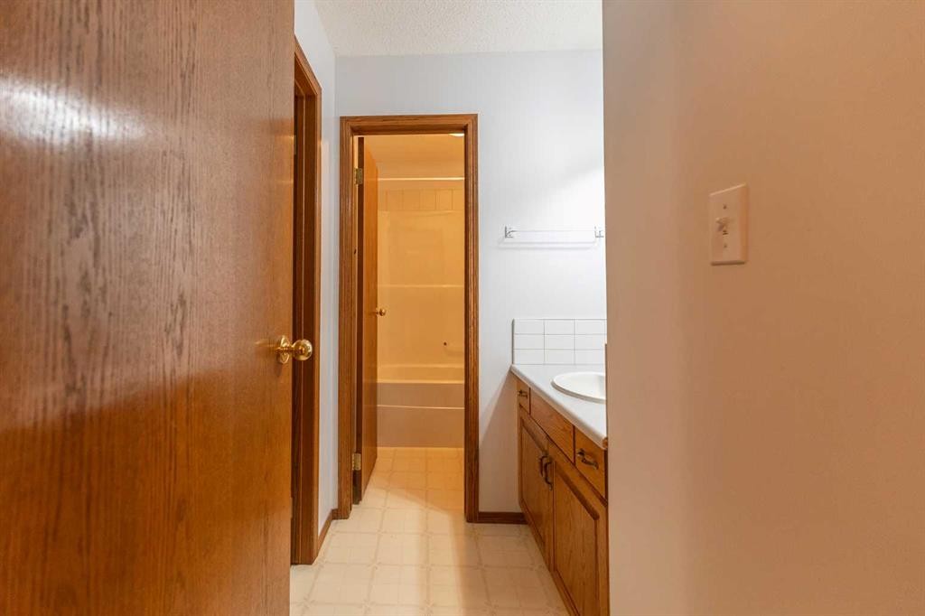 1103 12 Street South, Lethbridge, AB - Indoor