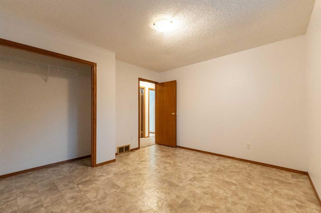 1103 12 Street South, Lethbridge, AB - Indoor Photo Showing Other Room