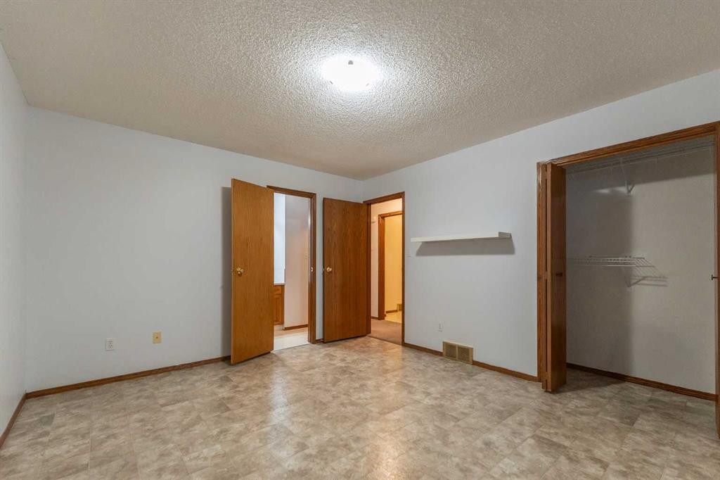 1103 12 Street South, Lethbridge, AB - Indoor Photo Showing Other Room