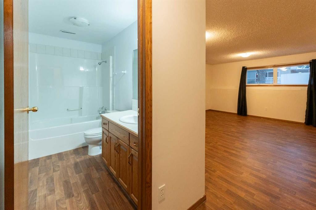 1103 12 Street South, Lethbridge, AB - Indoor Photo Showing Bathroom