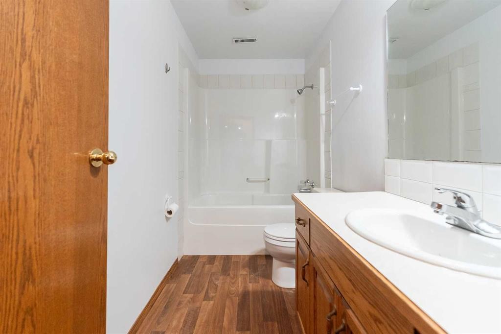 1103 12 Street South, Lethbridge, AB - Indoor Photo Showing Bathroom