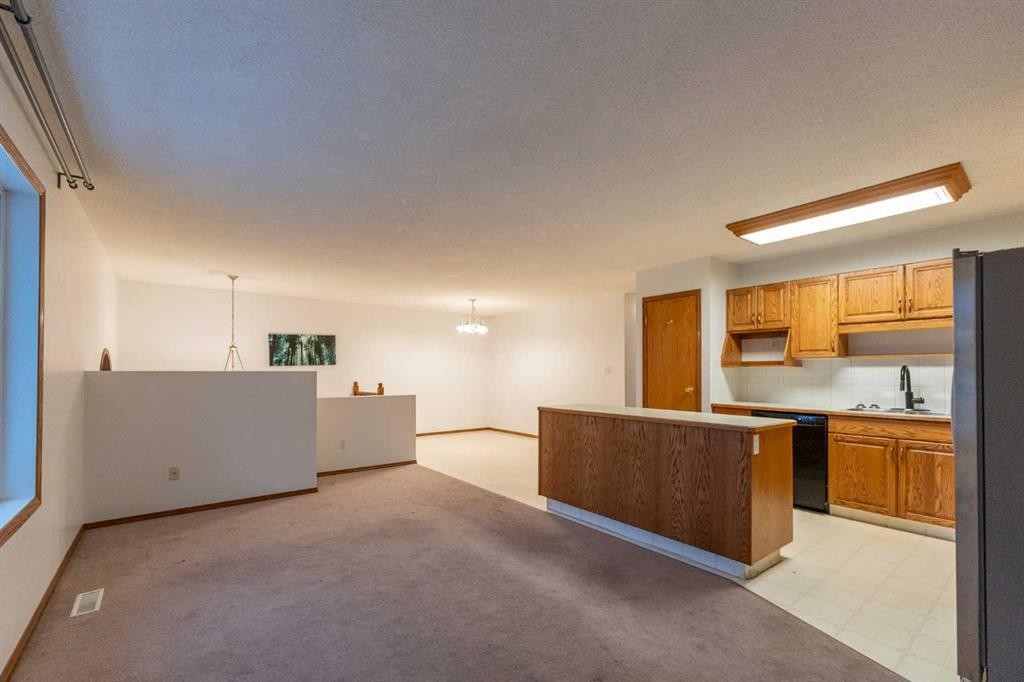 1103 12 Street South, Lethbridge, AB - Indoor Photo Showing Kitchen