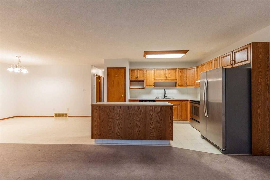 1103 12 Street South, Lethbridge, AB - Indoor Photo Showing Kitchen