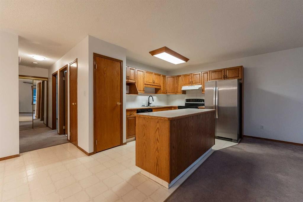 1103 12 Street South, Lethbridge, AB - Indoor Photo Showing Kitchen