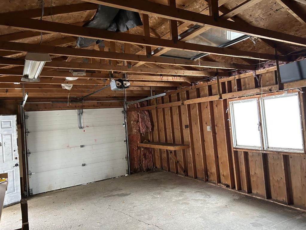338 2 Avenue, Stirling, AB - Indoor Photo Showing Garage
