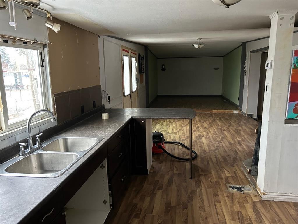 338 2 Avenue, Stirling, AB - Indoor Photo Showing Kitchen With Double Sink