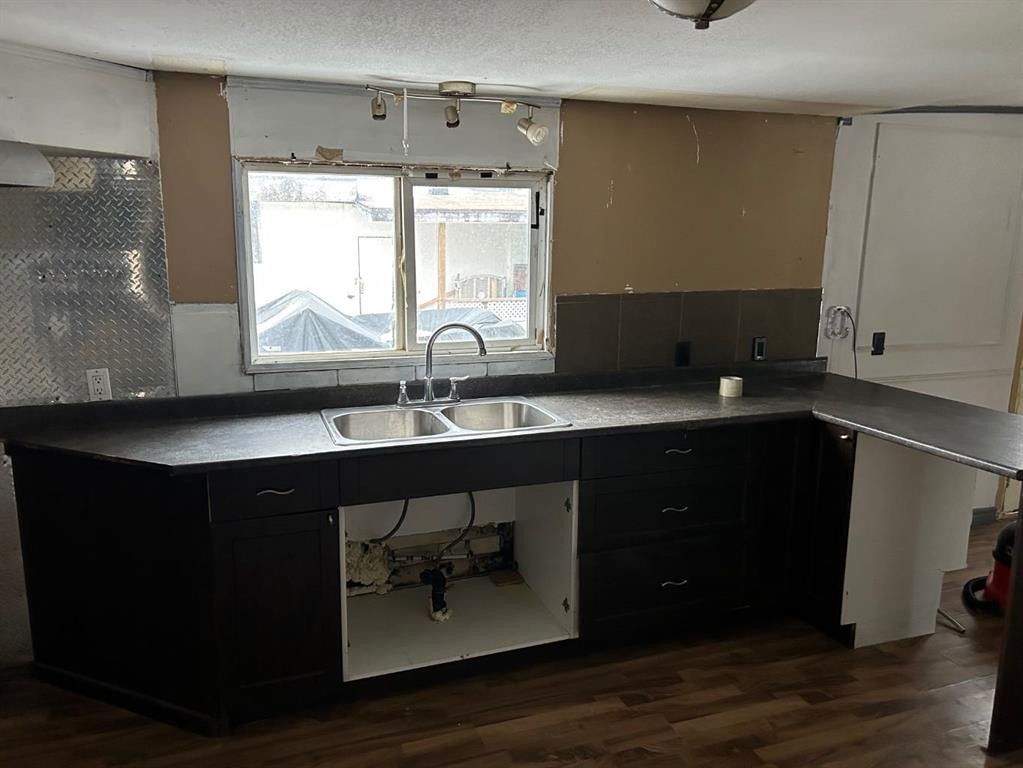 338 2 Avenue, Stirling, AB - Indoor Photo Showing Kitchen With Double Sink