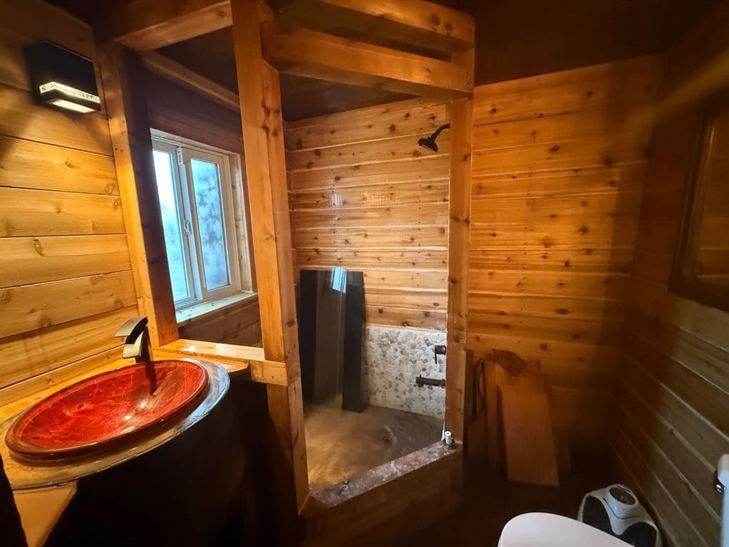 513 19 Street North, Lethbridge, AB - Indoor Photo Showing Bathroom