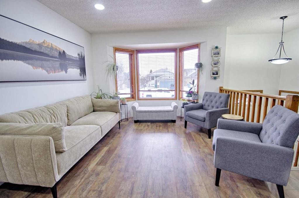 46 Heritage Crescent West, Lethbridge, AB - Indoor Photo Showing Living Room