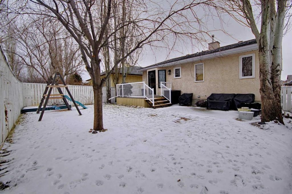 46 Heritage Crescent West, Lethbridge, AB - Outdoor