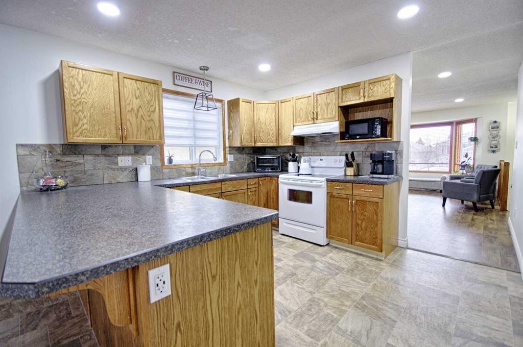 46 Heritage Crescent West, Lethbridge, AB - Indoor Photo Showing Kitchen With Double Sink