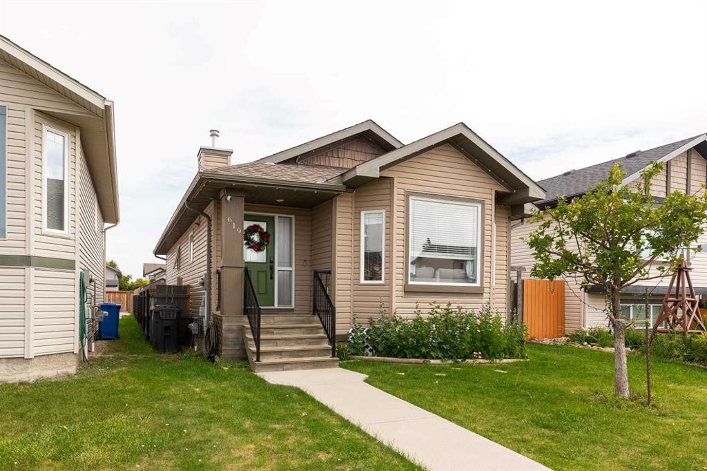 619 Florence Ho Leong Crescent North, Lethbridge, AB - Outdoor With Facade