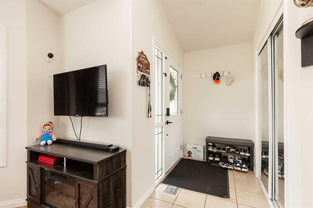 619 Florence Ho Leong Crescent North, Lethbridge, AB - Indoor Photo Showing Other Room