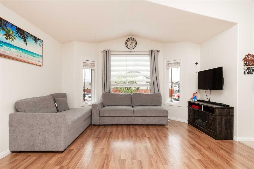 619 Florence Ho Leong Crescent North, Lethbridge, AB - Indoor Photo Showing Living Room