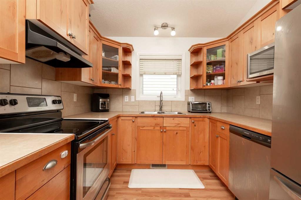 619 Florence Ho Leong Crescent North, Lethbridge, AB - Indoor Photo Showing Kitchen With Double Sink