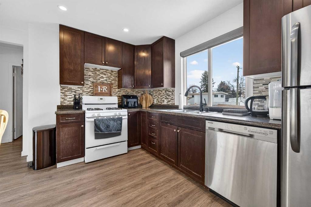 1305 20 Avenue, Coaldale, AB - Indoor Photo Showing Kitchen