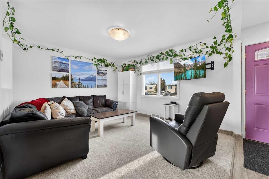 1305 20 Avenue, Coaldale, AB - Indoor Photo Showing Living Room