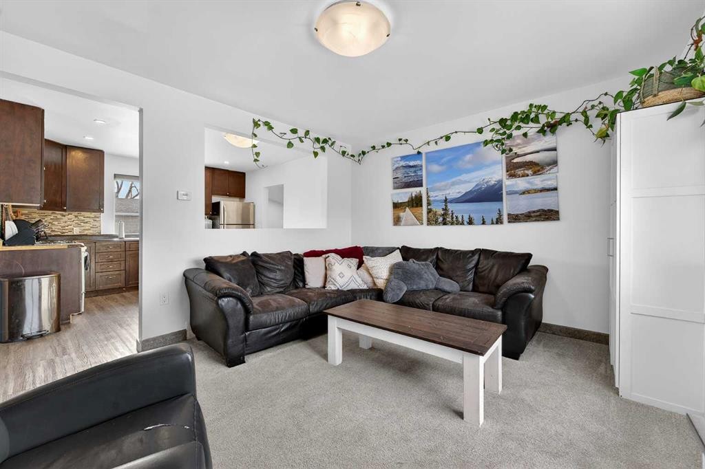 1305 20 Avenue, Coaldale, AB - Indoor Photo Showing Living Room