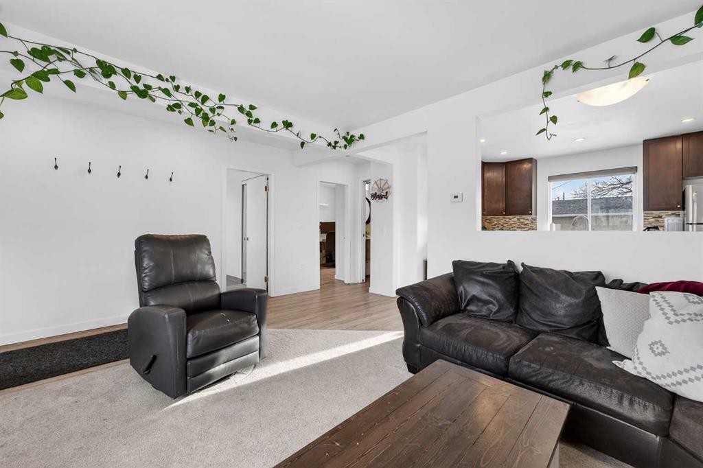 1305 20 Avenue, Coaldale, AB - Indoor Photo Showing Living Room