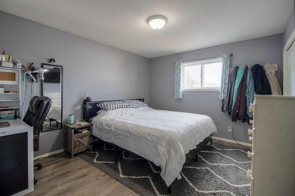 2010 15 Street, Coaldale, AB - Indoor Photo Showing Bedroom