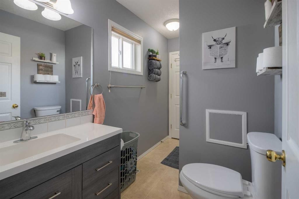 2010 15 Street, Coaldale, AB - Indoor Photo Showing Bathroom