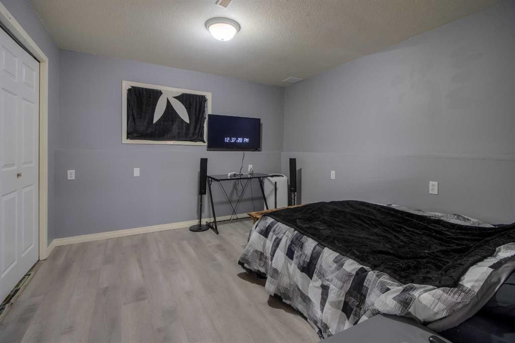 2010 15 Street, Coaldale, AB - Indoor Photo Showing Bedroom