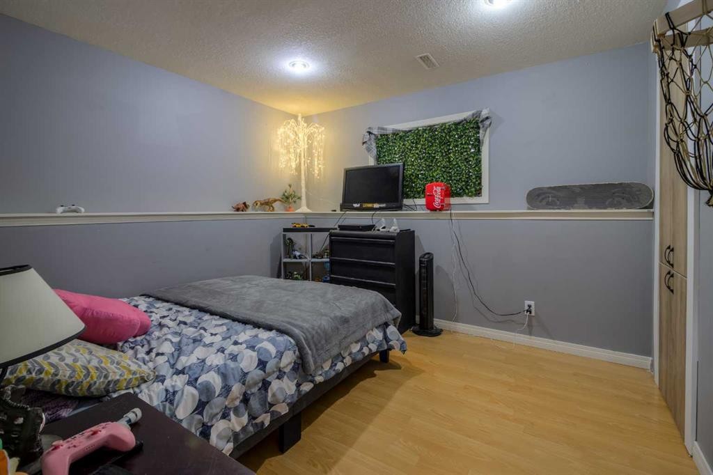 2010 15 Street, Coaldale, AB - Indoor Photo Showing Bedroom