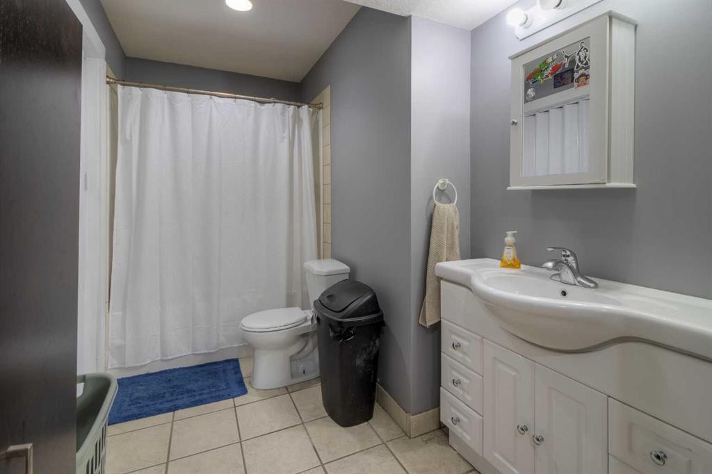 2010 15 Street, Coaldale, AB - Indoor Photo Showing Bathroom